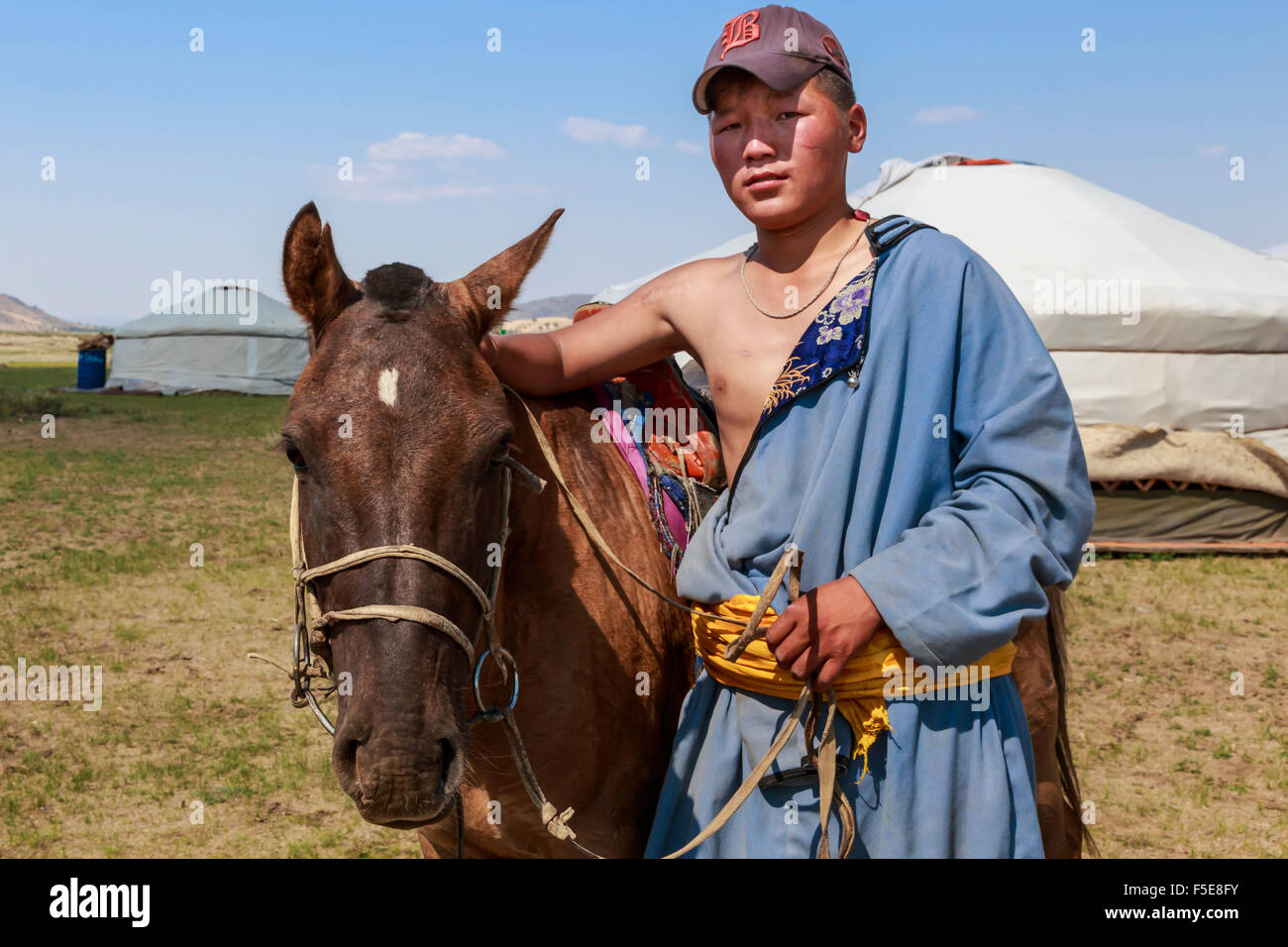 Porträt von Nomad in Deel mit seinem Pferd Nomad Gers, Khogno Khan Uul Nature Reserve, Gurvanbulag, Bulgan, Norden der Mongolei Stockfoto