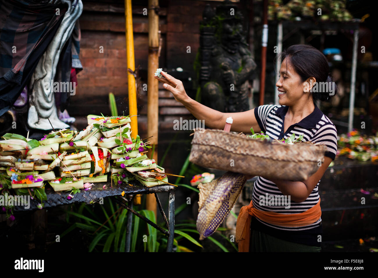 Eine Frau gibt ihre tägliche Angebot in Bali, Indonesien, Südostasien, Asien Stockfoto
