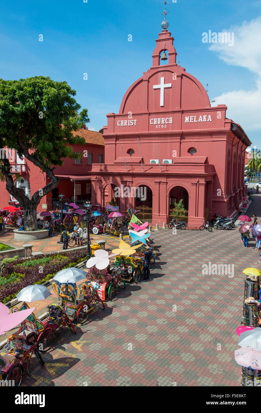 Rikschas außerhalb Christuskirche auf dem Stadtplatz, Melaka (Malacca), UNESCO-Weltkulturerbe, Malaysia, Südostasien, Asien Stockfoto