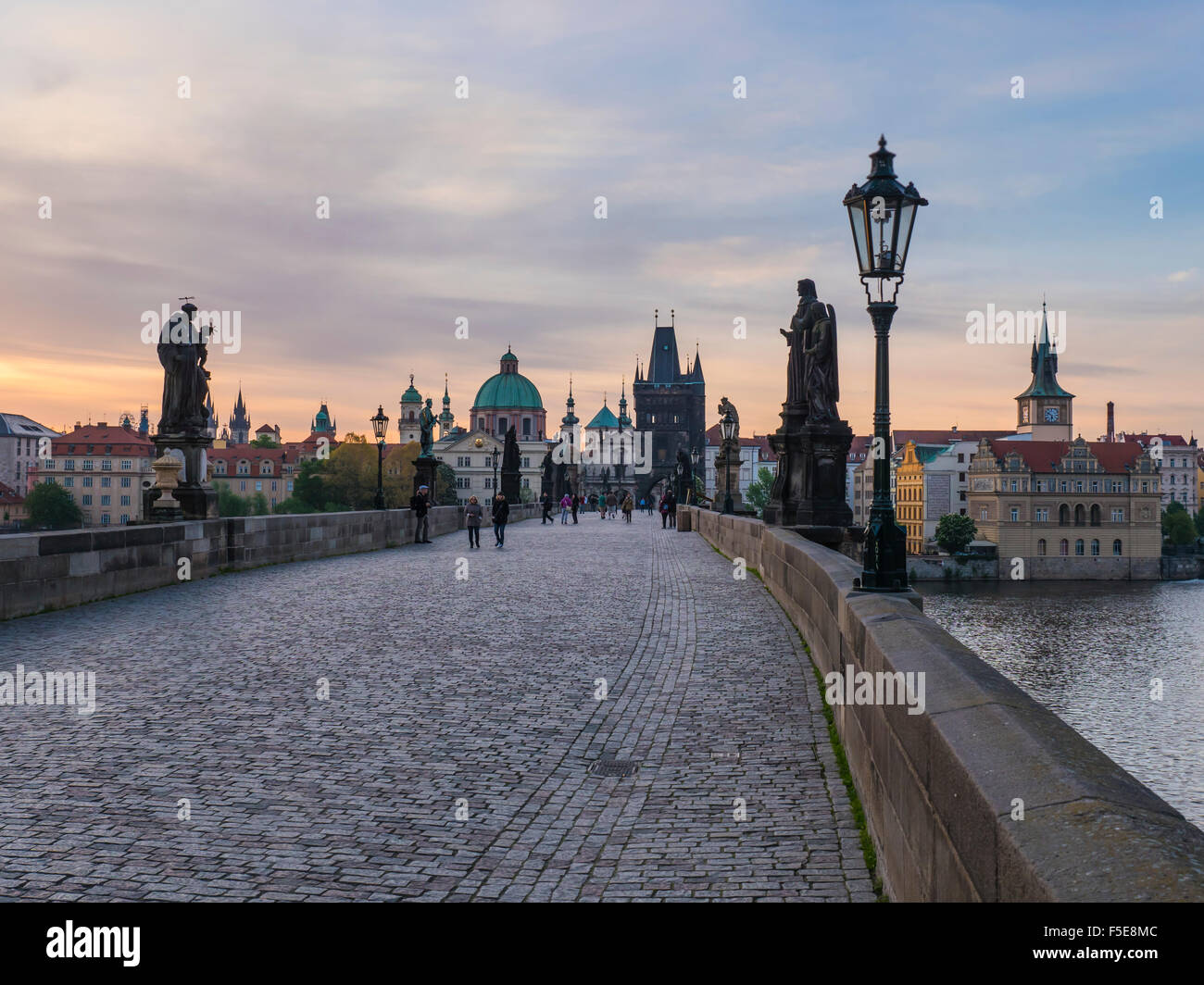 Karlsbrücke, am frühen Morgen, UNESCO-Weltkulturerbe, Prag, Tschechische Republik, Europa Stockfoto