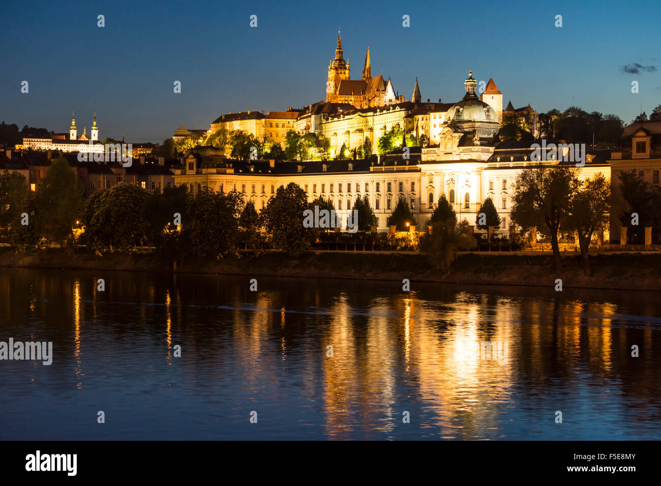 St.-Veits Dom und die Prager Burg beleuchtet in der Abenddämmerung, UNESCO-Weltkulturerbe, Prag, Tschechische Republik, Europa Stockfoto