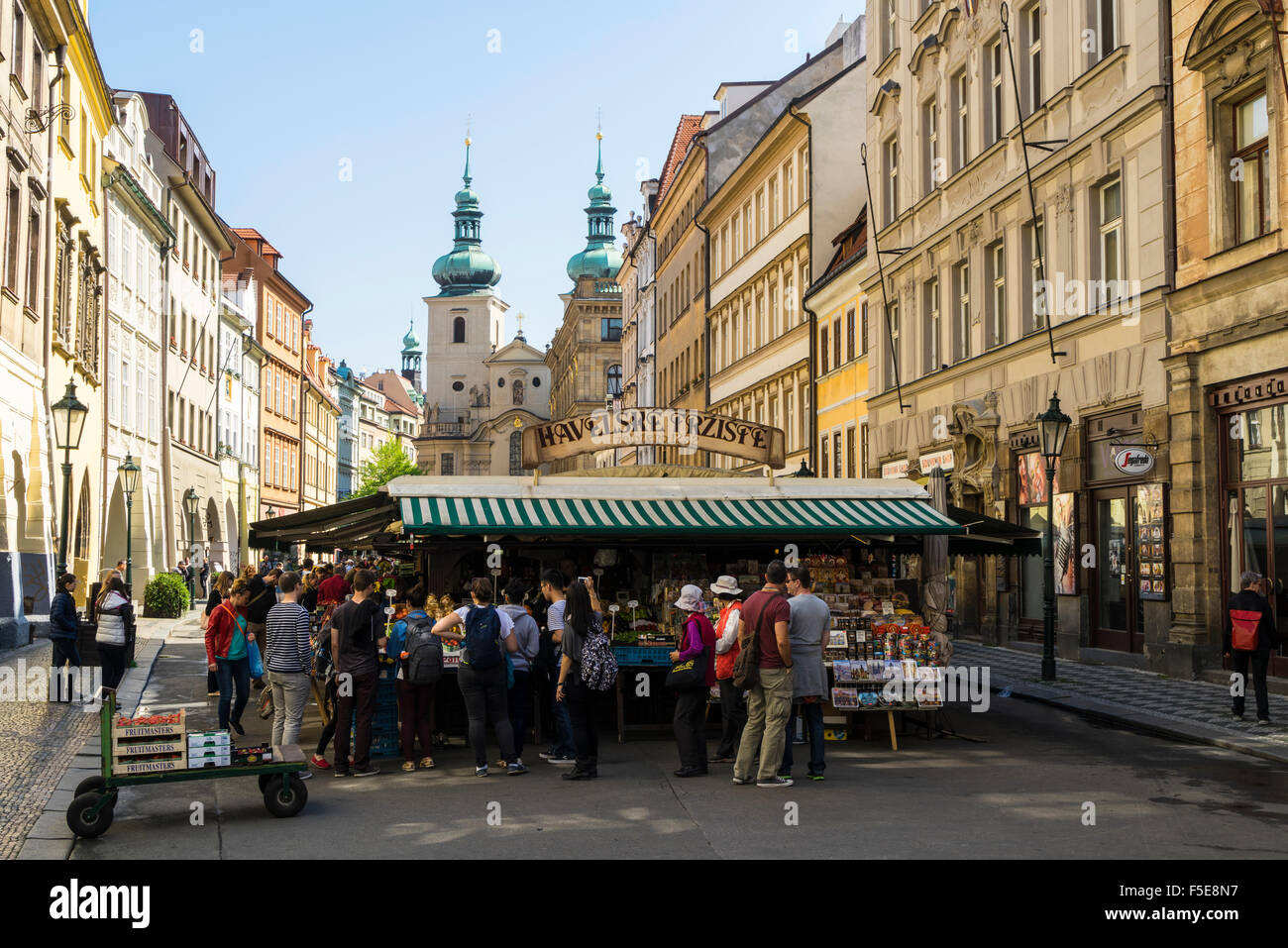 Havelský Trziste ist die Altstadt größte outdoor-Markt vor der Kirche St. Havel in Prag, Tschechische Republik, Europa Stockfoto