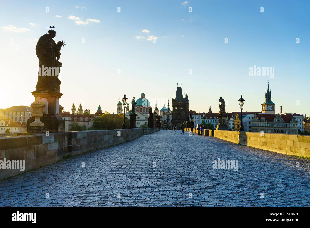Am frühen Morgen auf der Karlsbrücke mit Blick auf die Altstadt, UNESCO-Weltkulturerbe, Prag, Tschechische Republik, Europa Stockfoto