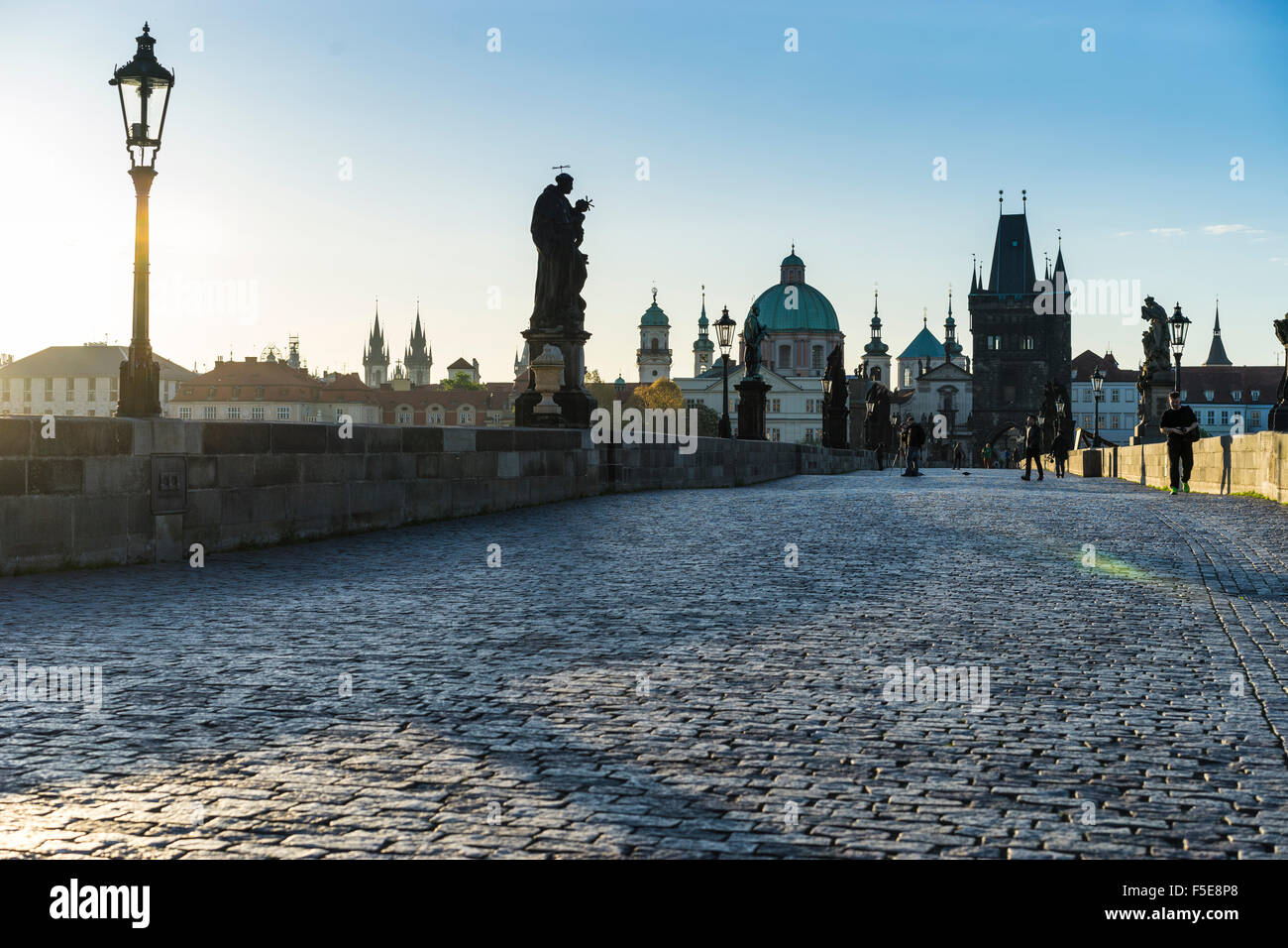 Am frühen Morgen auf der Karlsbrücke mit Blick auf die Altstadt, UNESCO-Weltkulturerbe, Prag, Tschechische Republik, Europa Stockfoto