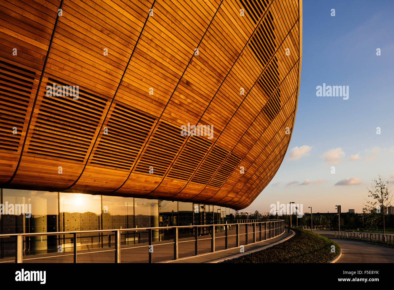 Abendlicht an der Radrennbahn, Queen Elizabeth Olympic Park, Stratford, London, England, Vereinigtes Königreich, Europa Stockfoto