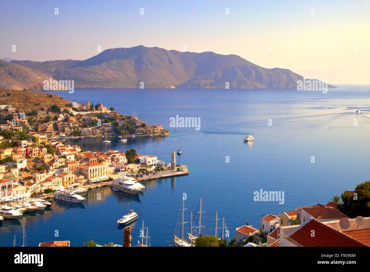 Hafen von Symi, Symi, Dodekanes, griechische Inseln, Griechenland, Europa Stockfoto