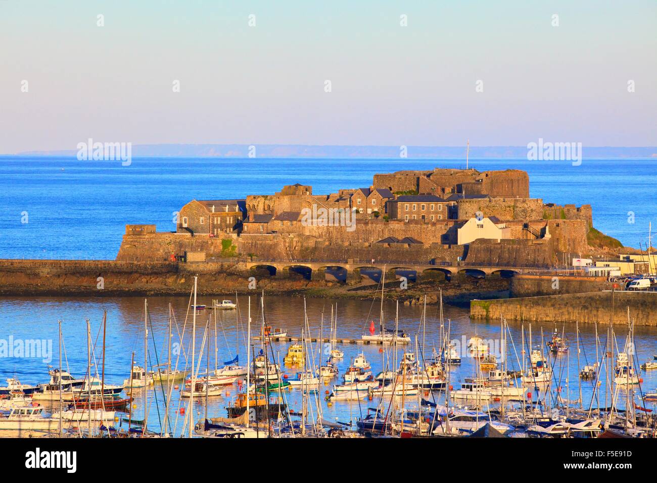 Castle Cornet und Hafen, St. Peter Port, Guernsey, Channel Islands, Vereinigte Königreich, Europa Stockfoto