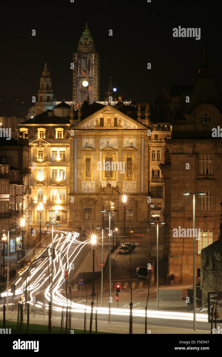 Blick auf den Bahnhof, Santo Antonio Kirche und der Turm des Rathauses, Porto, Portugal Stockfoto