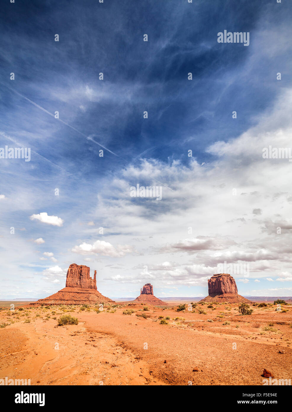 Schöne Wolkengebilde über Monument Valley Navajo Tribal Park, Utah, USA. Stockfoto