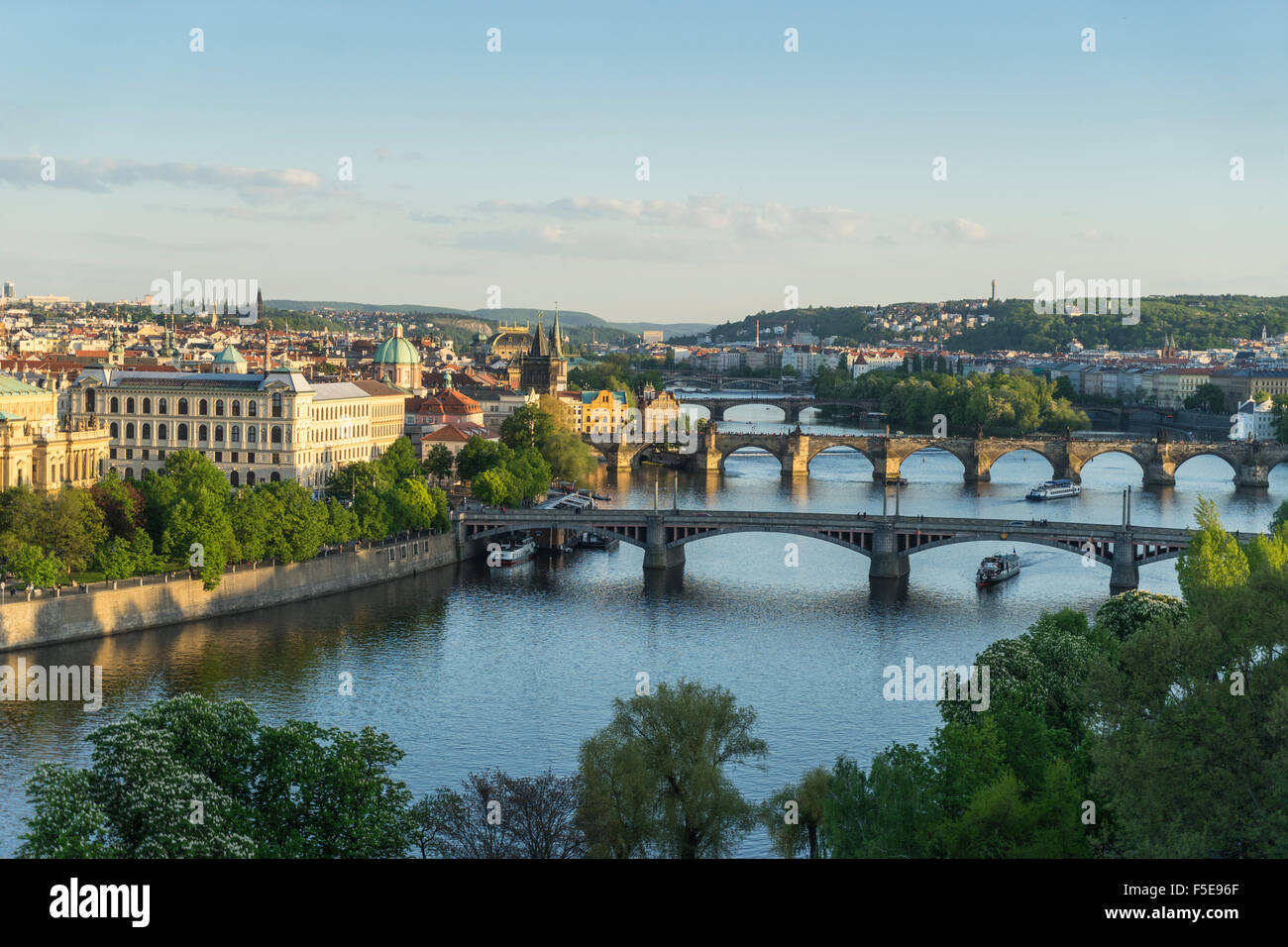 Cityscape Moldau an den Brücken verbinden die Altstadt Mala Strana, Prager Burg, Hradschin, Prag, Tschechische Republik Stockfoto