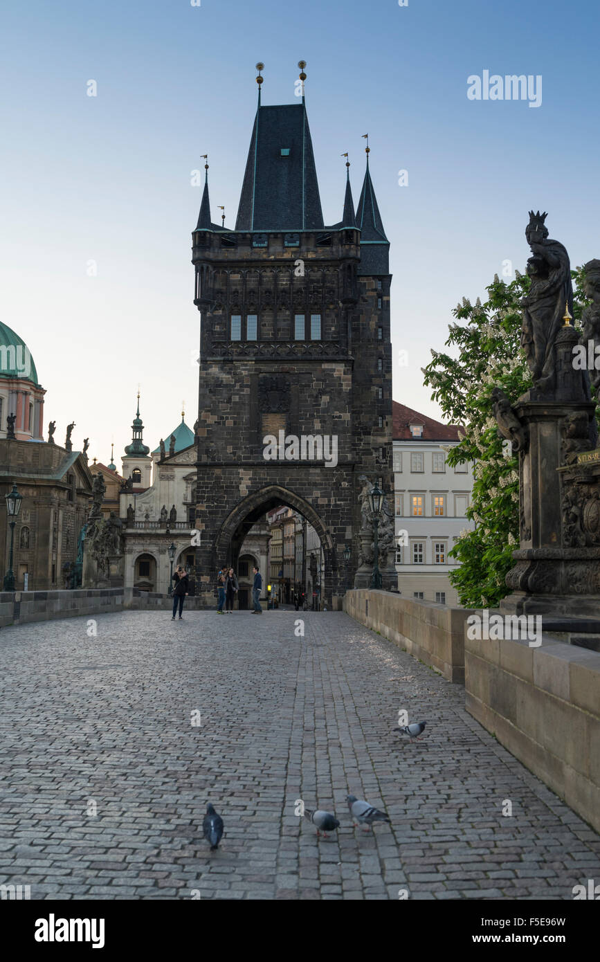 Am frühen Morgen auf der Karlsbrücke, UNESCO-Weltkulturerbe, Prag, Tschechische Republik, Europa Stockfoto