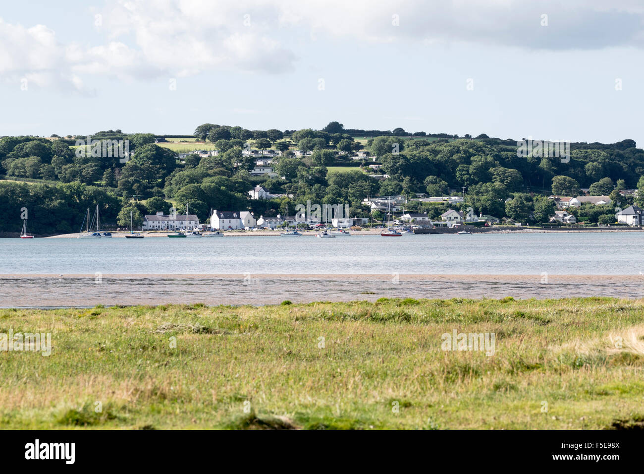 Red Wharf Bay Blick über die Salzwiesen, das Dorf der Red Wharf Bay Stockfoto