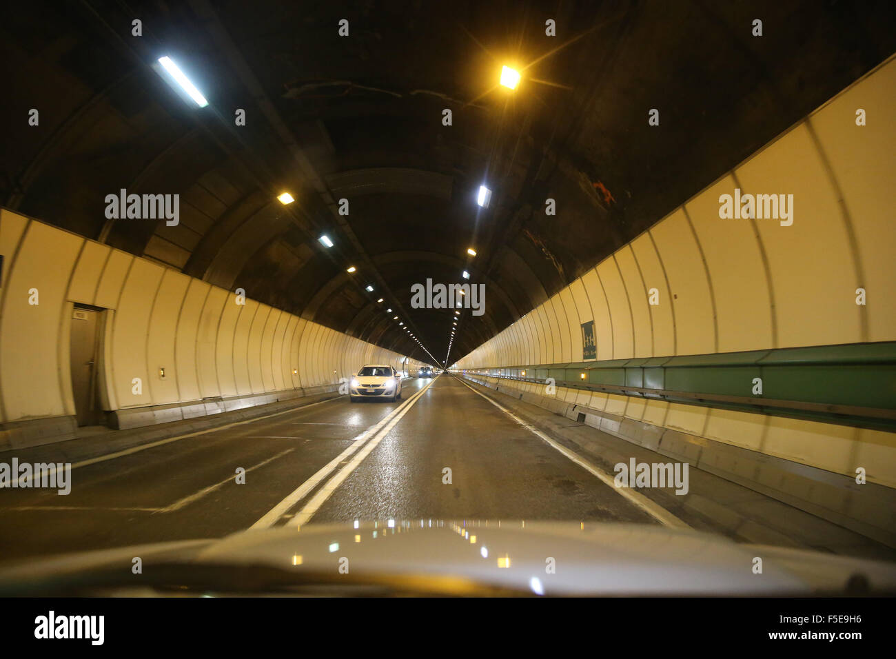 Während Der Fahrt In Einem Tunnel Bemerken Tunnel durch den berg -Fotos und -Bildmaterial in hoher Auflösung – Alamy