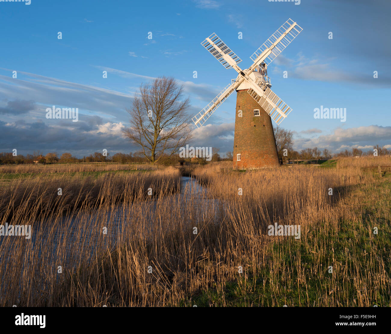 Ein Blick auf Hardley Mill in den Norfolk Broads, Norfolk, England, Vereinigtes Königreich, Europa Stockfoto