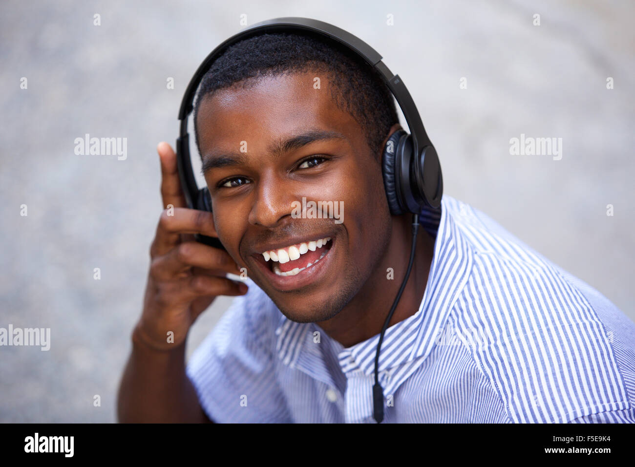 Porträt eines lächelnden african american Teen mit Kopfhörer hautnah Stockfoto