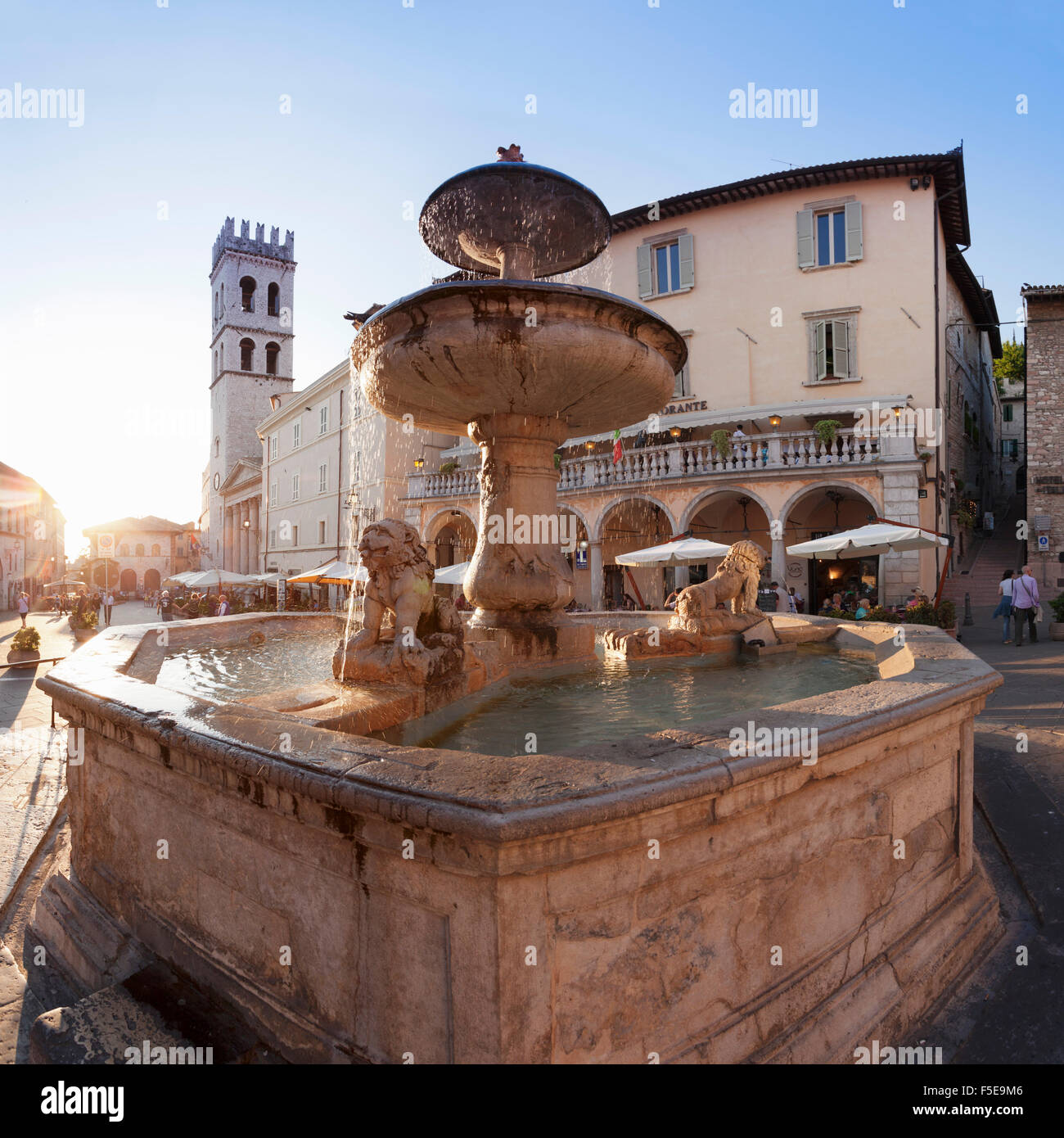 Brunnen mit Santa Maria Sopra Minerva Church, die Piazza del Comune, Assisi, Gebiet von Perugia, Umbrien, Italien, Europa Stockfoto