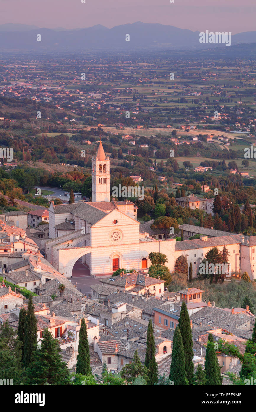 Blick auf Assisi, Basilika Santa Chiara bei Sonnenuntergang, Assisi, Gebiet von Perugia, Umbrien, Italien, Europa Stockfoto
