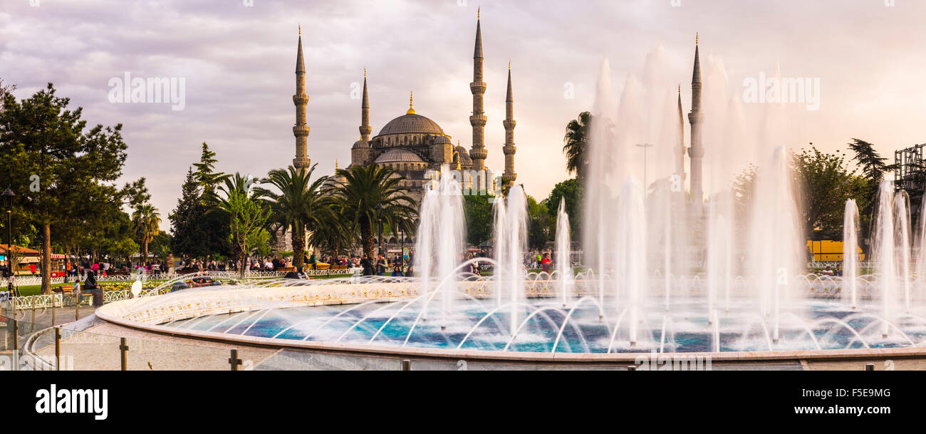 Blaue Moschee (Sultan Ahmed Mosque), UNESCO-Weltkulturerbe und Brunnen in Sultanahmet Park, Istanbul, Türkei, Europa Stockfoto