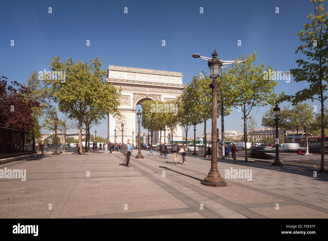Der Arc de Triomphe und Champs Elysees in Paris, Frankreich, Europa Stockfoto