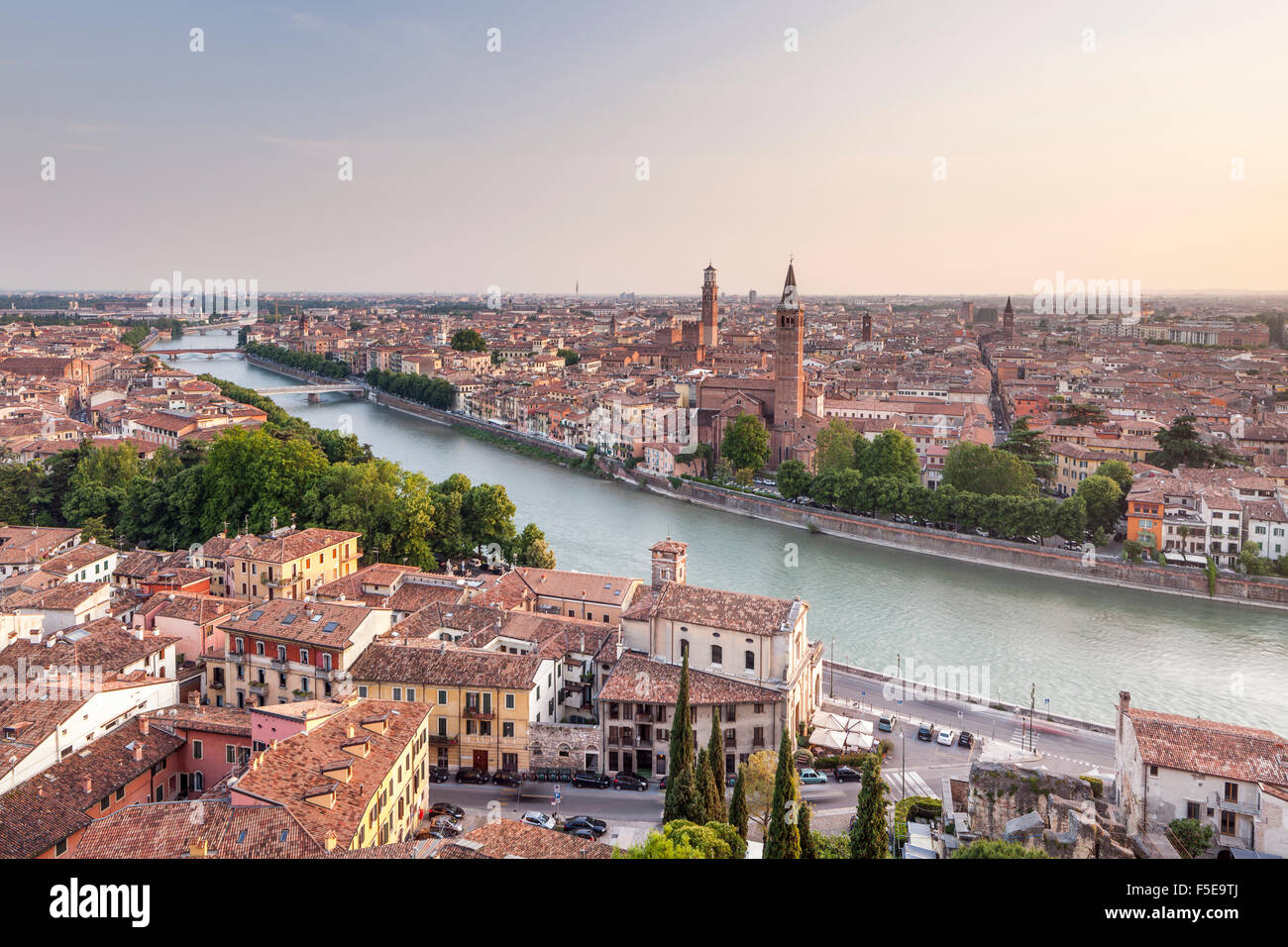 Der Blick über Verona, UNESCO-Weltkulturerbe von Piazzale Castel San Pietro, Verona, Veneto, Italien, Europa Stockfoto