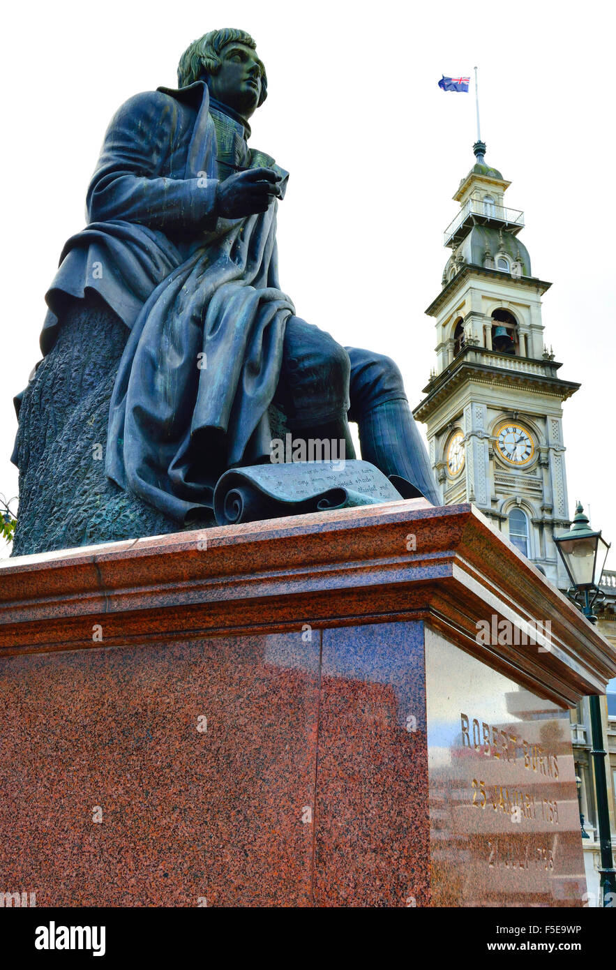 Schottischen Dichters Robert Burns Robert Burns Statue und die kommunalen Kammern (Dunedin Rathaus) hinter, Octagon, Dunedin, Neuseeland. Stockfoto