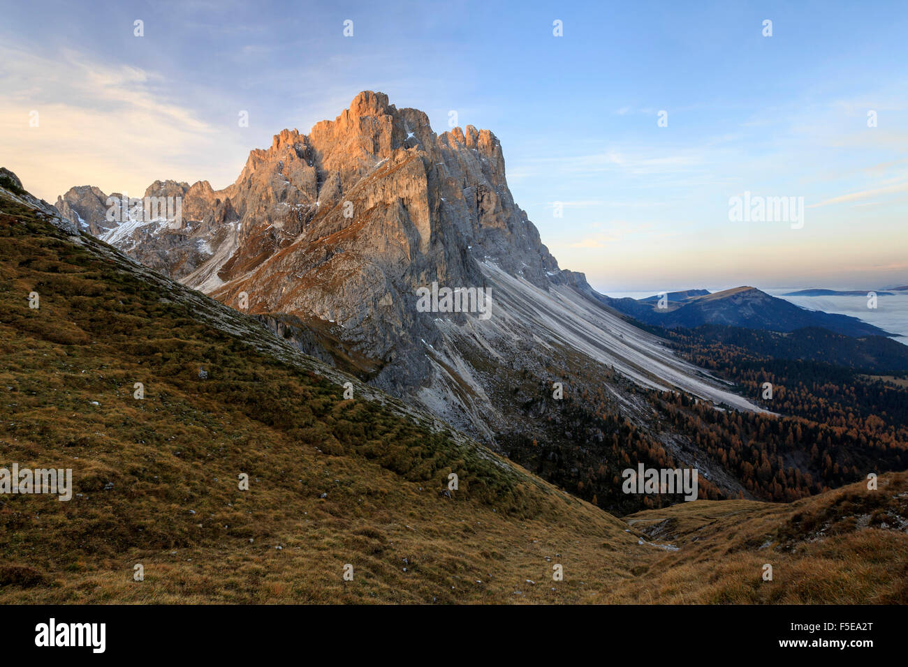 Dawn beleuchtet die Gipfel der Forcella De Furcia, Villnösser Tal, Südtirol, Dolomiten, Italien, Europa Stockfoto