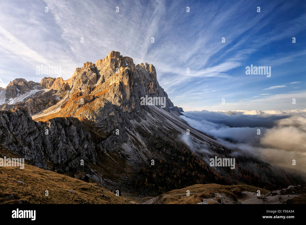Niedrige Wolken und Dämmerung Licht auf den Gipfeln der Forcella De Furcia, Villnösser Tal, Südtirol, Dolomiten, Italien, Europa Stockfoto