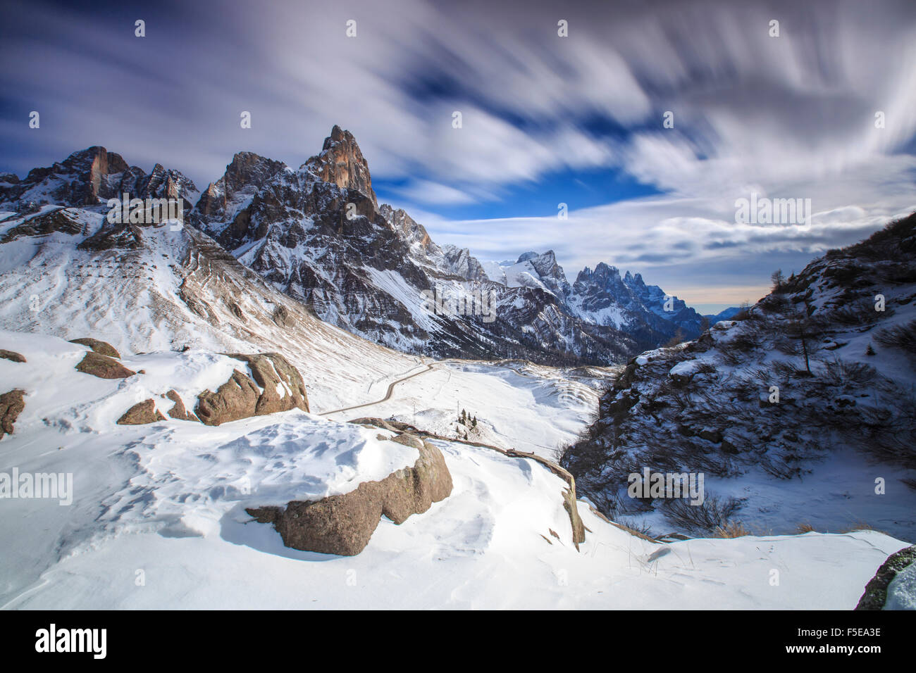 Trübe Winterhimmel auf den schneebedeckten Gipfeln der Pale di San Martino, Rolle-Pass, Panaveggio, Dolomiten, Trentino-Alto Adige, Italien Stockfoto