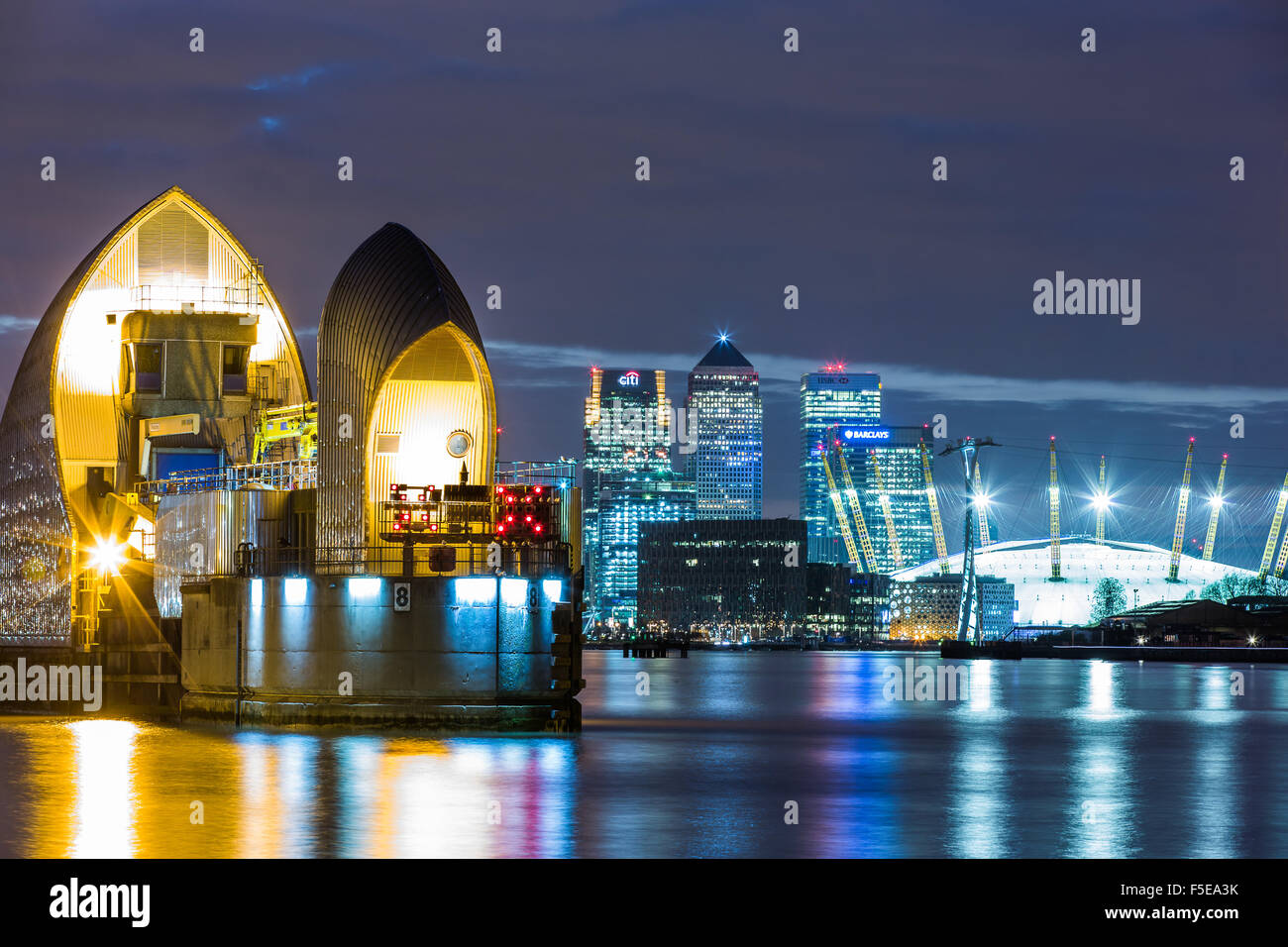 Thames Barrier, Millennium Dome (O2 Arena) und Canary Wharf bei Nacht, London, England, United Kingdom, Europe Stockfoto