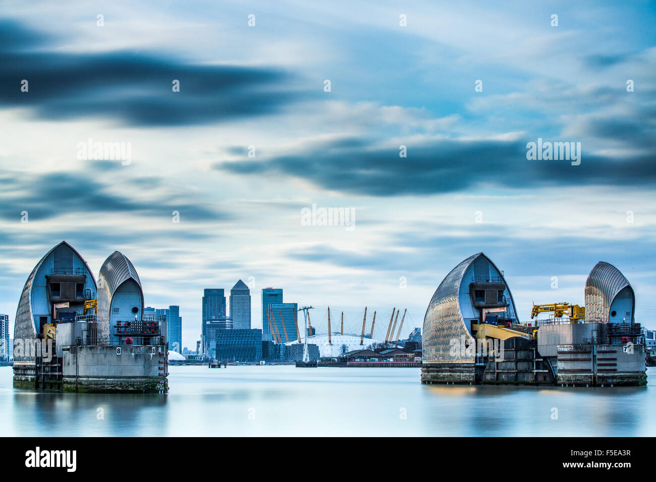 Thames Barrier auf Themse und Canary Wharf in den Hintergrund, London, England, Vereinigtes Königreich, Europa Stockfoto