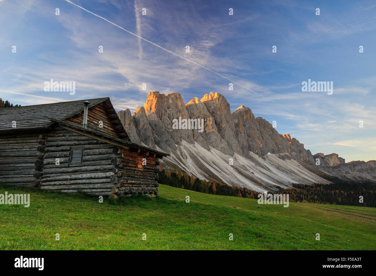 Das frühe Morgenlicht leuchtet Malga Zannes und Geisler im Hintergrund, Villnösser Tal, Südtirol, Dolomiten, Italien, Europa Stockfoto