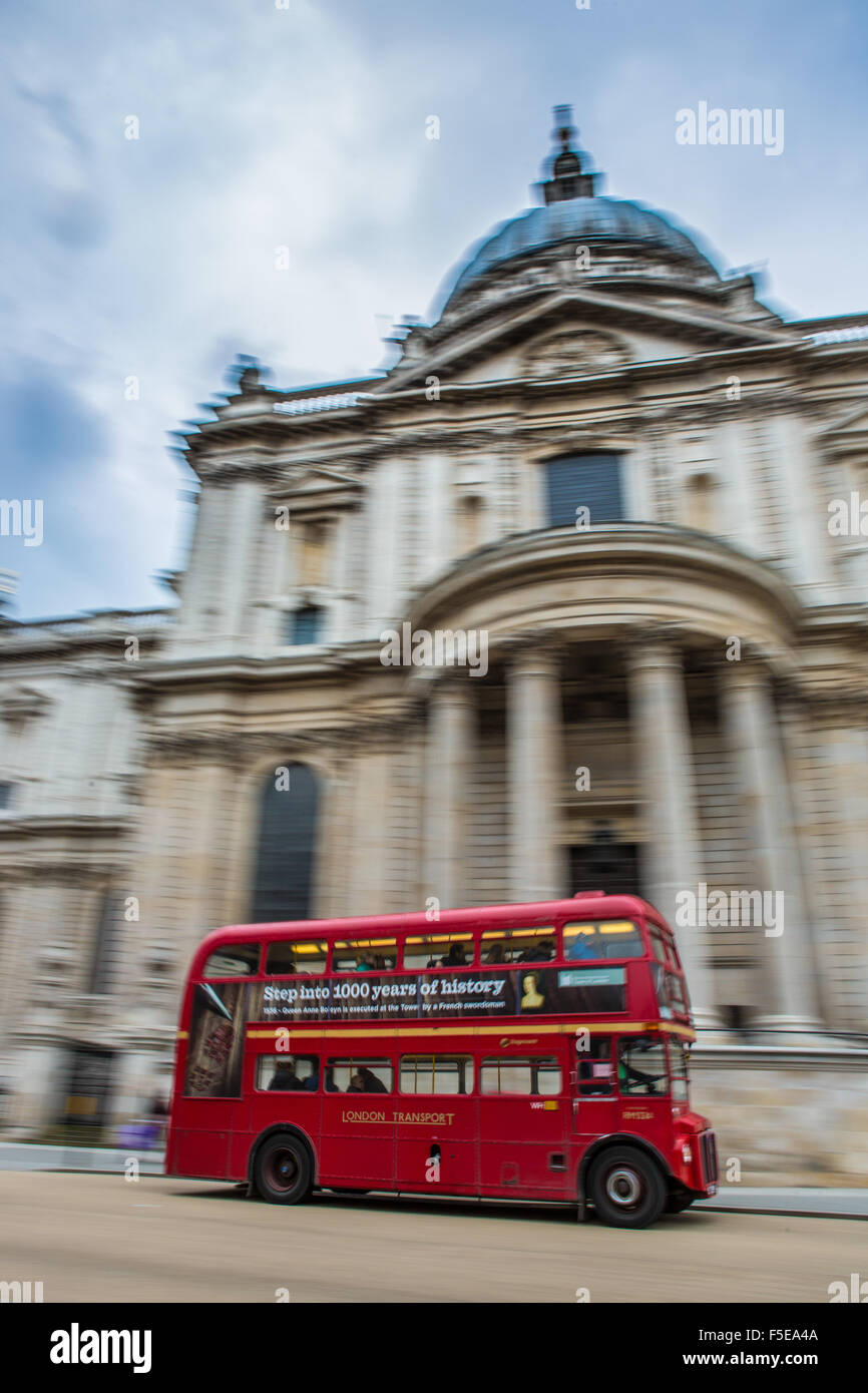London Bus vorbei an St. Pauls Cathedral, London, England, Vereinigtes Königreich, Europa Stockfoto