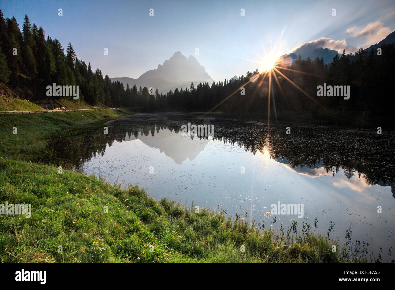 Die drei Zinnen von Lavaredo spiegeln sich im See Antorno bei Sonnenaufgang, Veneto Sextner Dolomiten, Italien, Europa Stockfoto