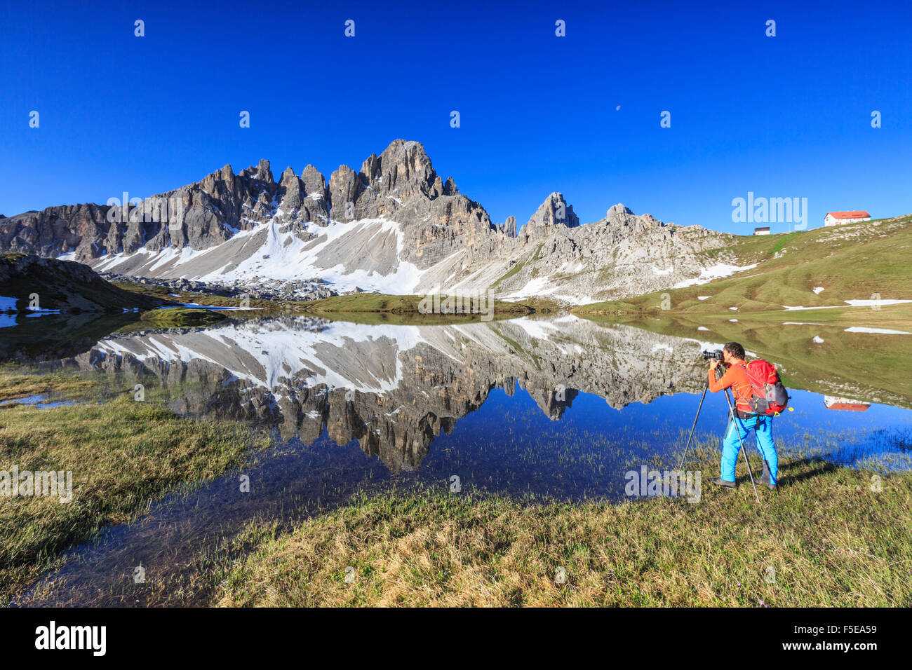 Fotograf fängt das Mount Paterno spiegelt sich in den See, Sexten, Dolomiten, Trentino-Alto Adige, Italien, Europa Stockfoto