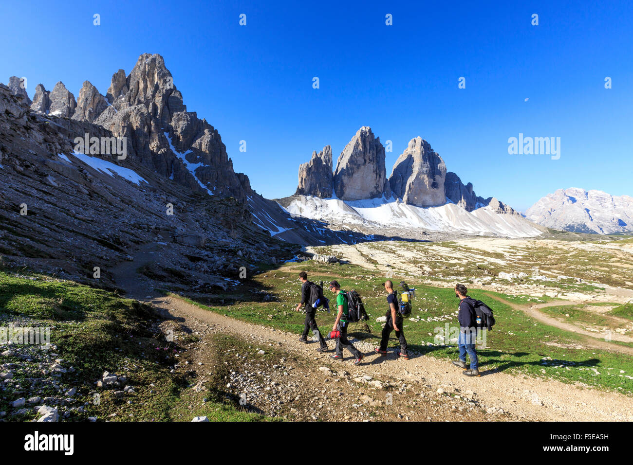 Wanderer, die Wagen, die drei Zinnen von Lavaredo, Sexten, Dolomiten, Trentino-Alto Adige, Italien, Europa zu entdecken Stockfoto