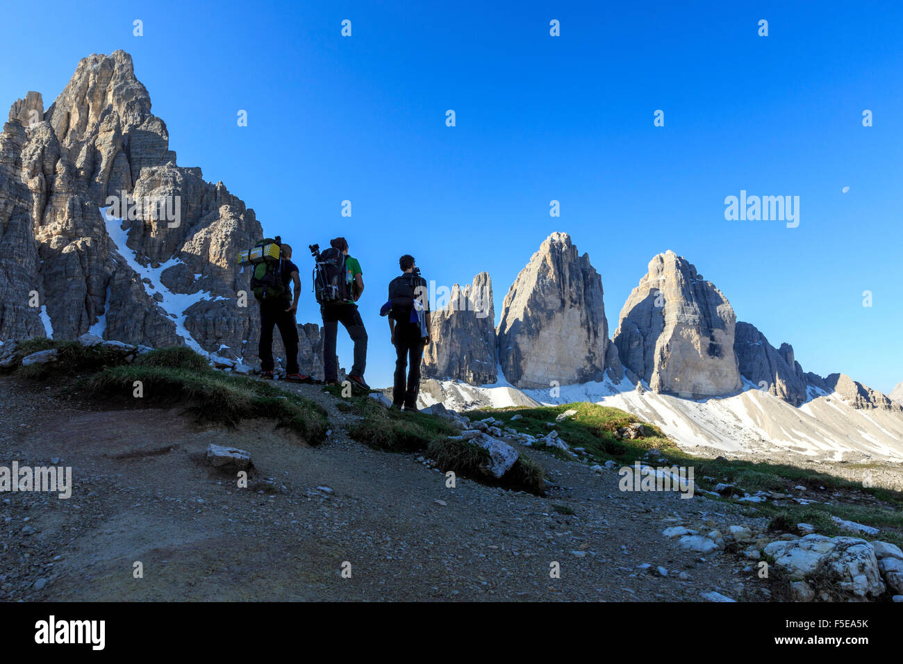 Wanderer, die Wagen, die drei Zinnen von Lavaredo, Sexten, Dolomiten, Trentino-Alto Adige, Italien, Europa zu entdecken Stockfoto