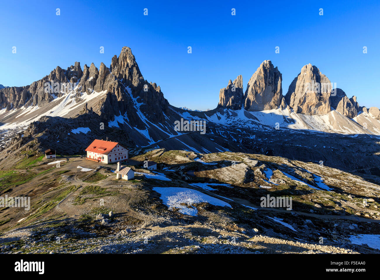 Blick auf die drei Zinnen von Lavaredo und Zuflucht Locatelli, Sexten, Dolomiten, Trentino-Alto Adige, Italien, Europa Stockfoto