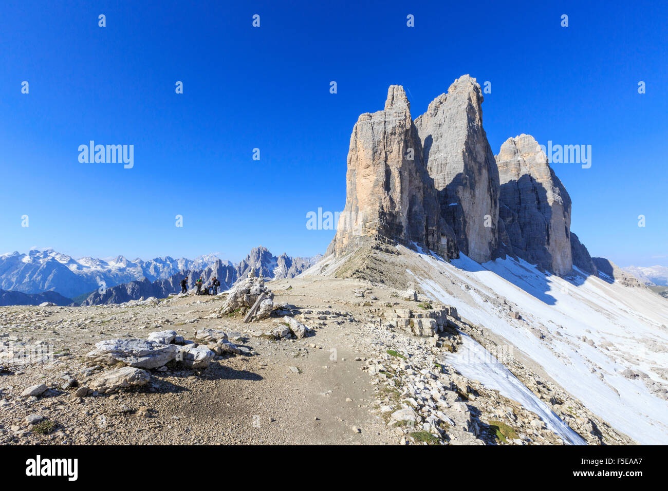 Blick auf die drei Zinnen von Lavaredo an einem Sommertag, Sexten, Dolomiten, Trentino-Alto Adige, Italien, Europa Stockfoto
