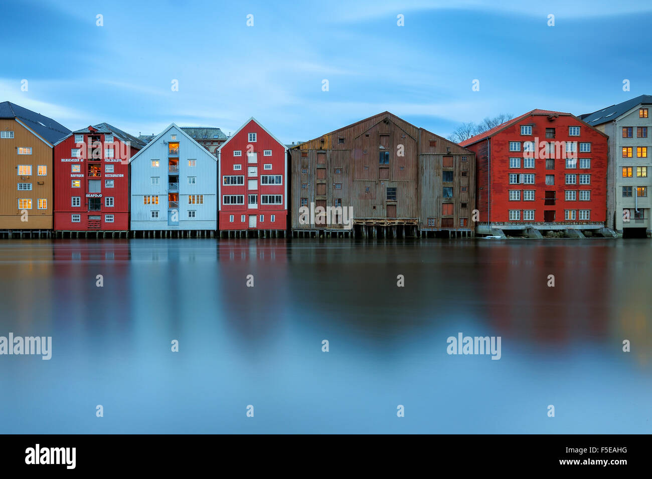 Bunte Häuser spiegeln sich in den Fluss Nidelva, Bakklandet, Trondheim, Norwegen, Skandinavien, Europa Stockfoto