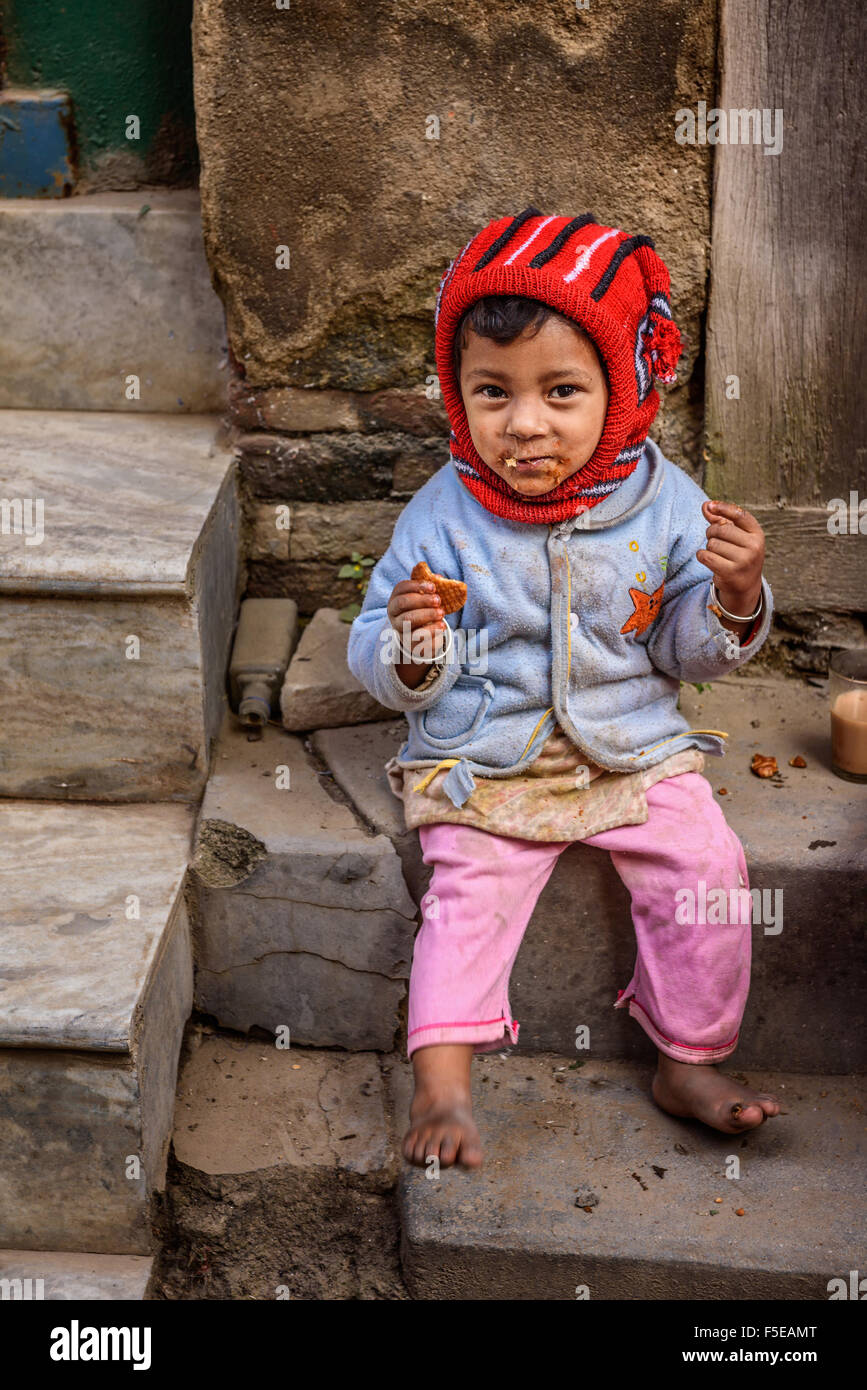 Ein armes Mädchen in Nepal Essen einen Cracker in der Straße von Kathmandu Stockfoto