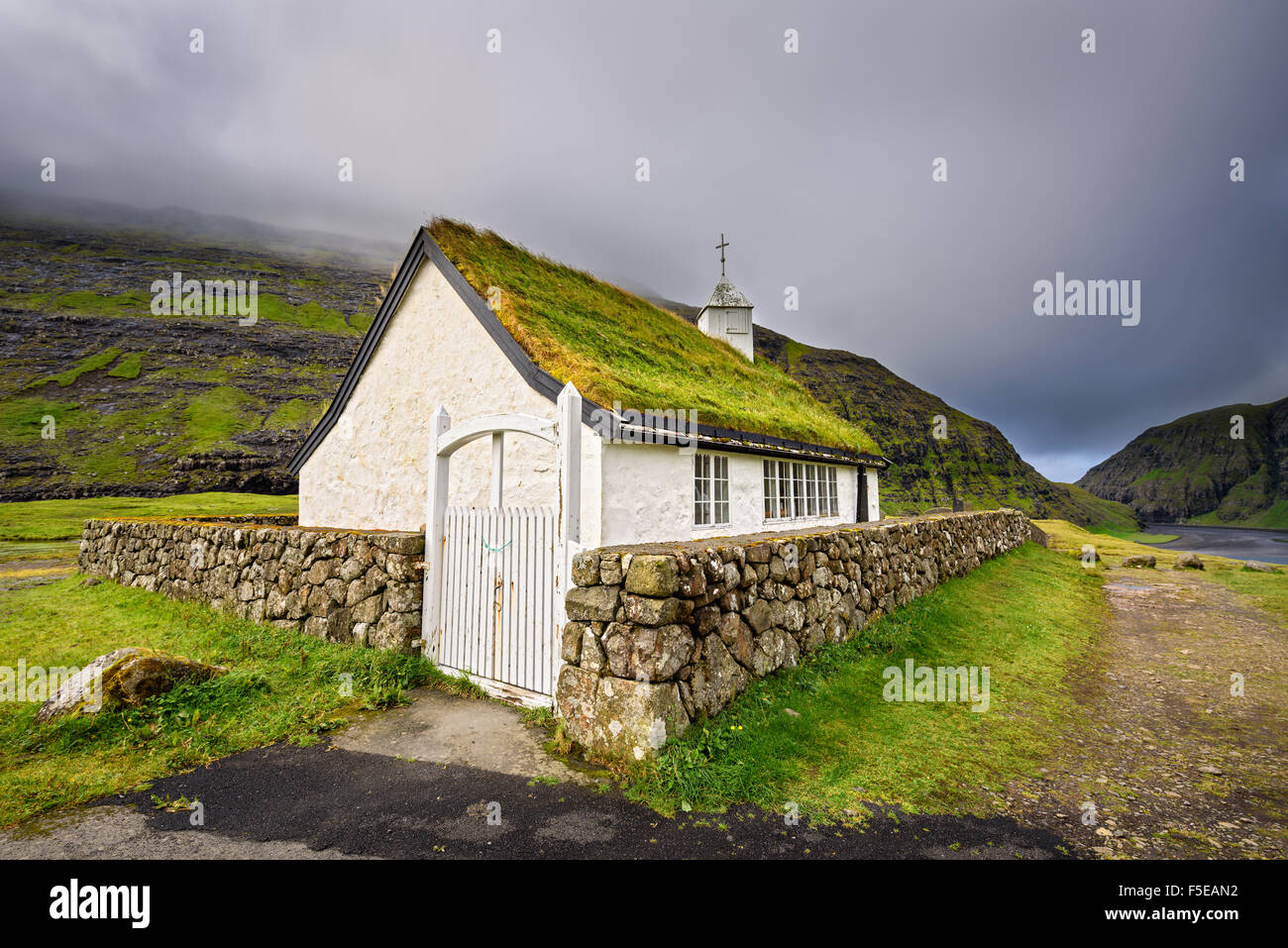 Kleine Dorfkirche in Saksun befindet sich auf der Insel Streymoy, Färöer-Inseln, Dänemark Stockfoto