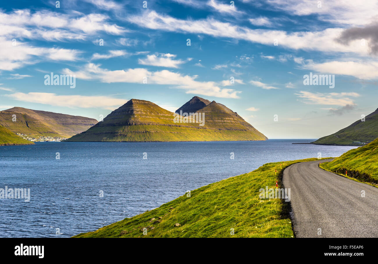 Insel Bordoy und Stadt Klaksvik gesehen von der Insel Kalsoy, Färöer Inseln, Dänemark Stockfoto
