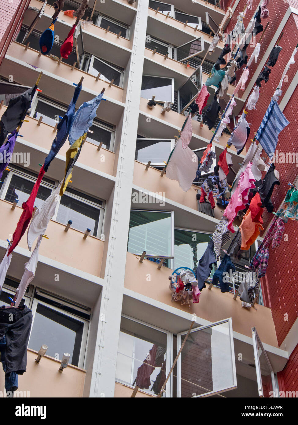 Trocknende Wäsche bei HDB (Gehäuse und Development Board) Sozialwohnungen Block in Singapur, Südostasien, Asien Stockfoto