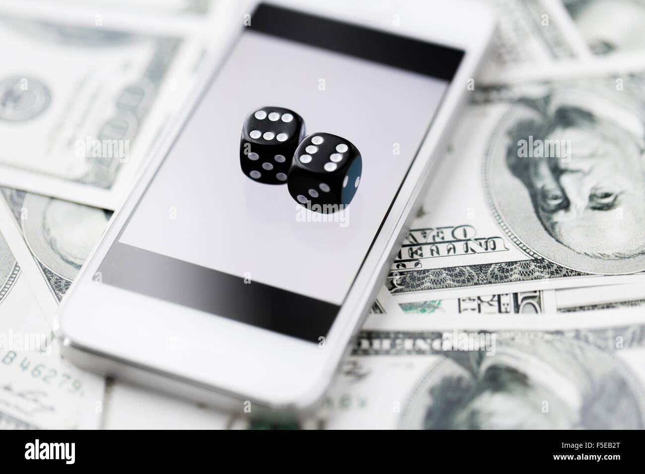 Nahaufnahme der Würfel mit smart Phone und Bar Geld Stockfoto Nahaufnahme der Würfel mit smart Phone und Bar Geld Stockfoto