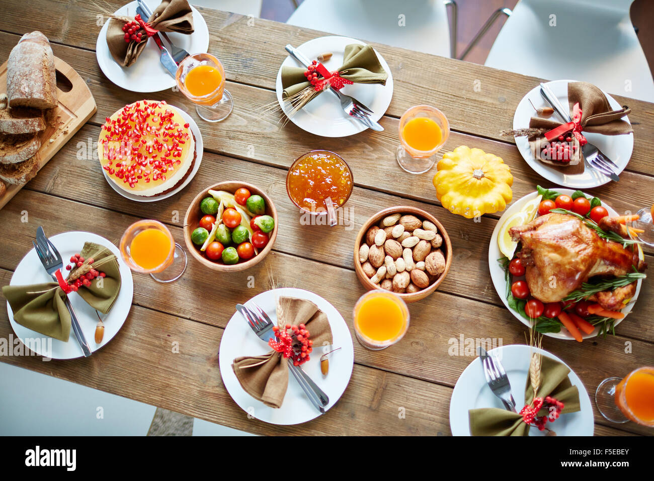 Traditionellen Thanksgiving-Essen am festlich gedeckten Tisch Stockfoto
