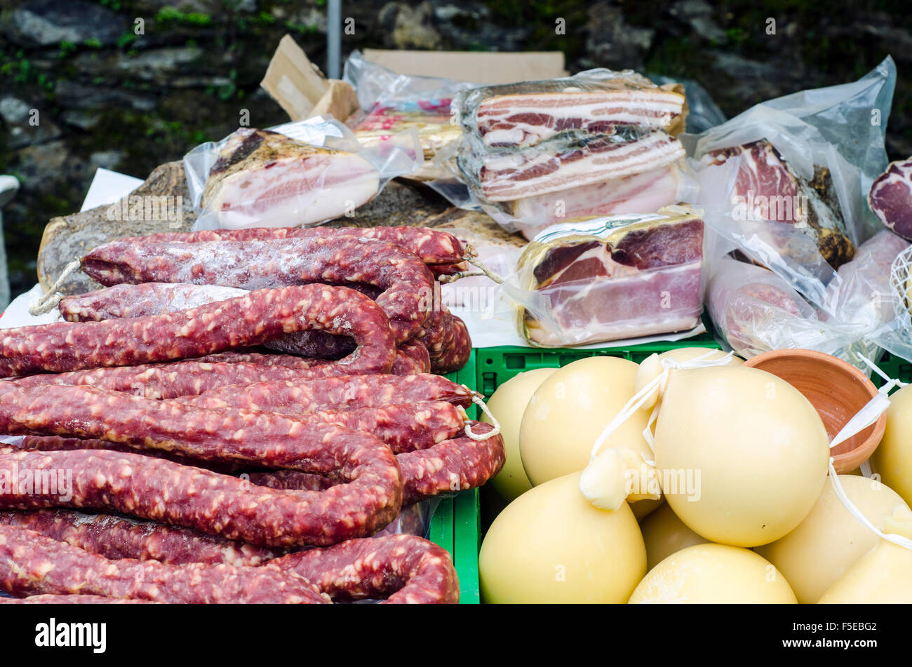 Typisch sardischer Küche.  Käse und getrocknete Wurstwaren wie Salami, Wurstwaren. Zähler-Verkauf Stockfoto