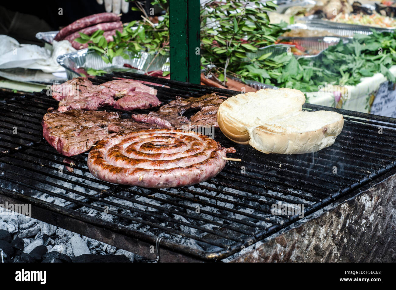 Typisch sardischer Küche. Würstchen braten, Brot, Steaks Braten in einem typischen sardischen Gemeinschaft fest. Aritzo Autunno in Barbagi Stockfoto