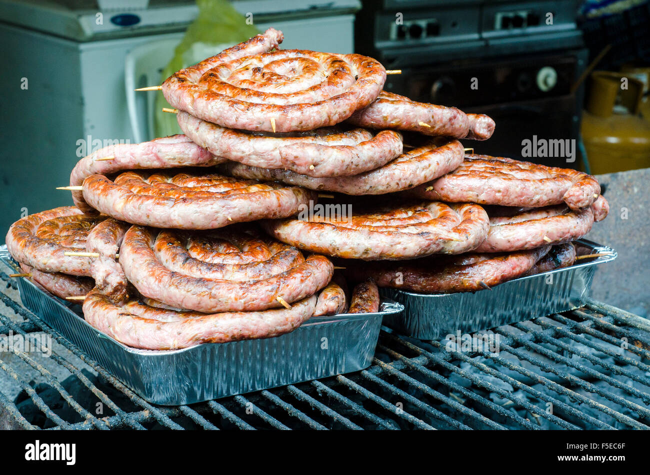 Typisch sardischer Küche. Verschiedene Würste Braten in eine typische sardische Gemeinde Festival. Aritzo Autunno in Barbagia Stockfoto