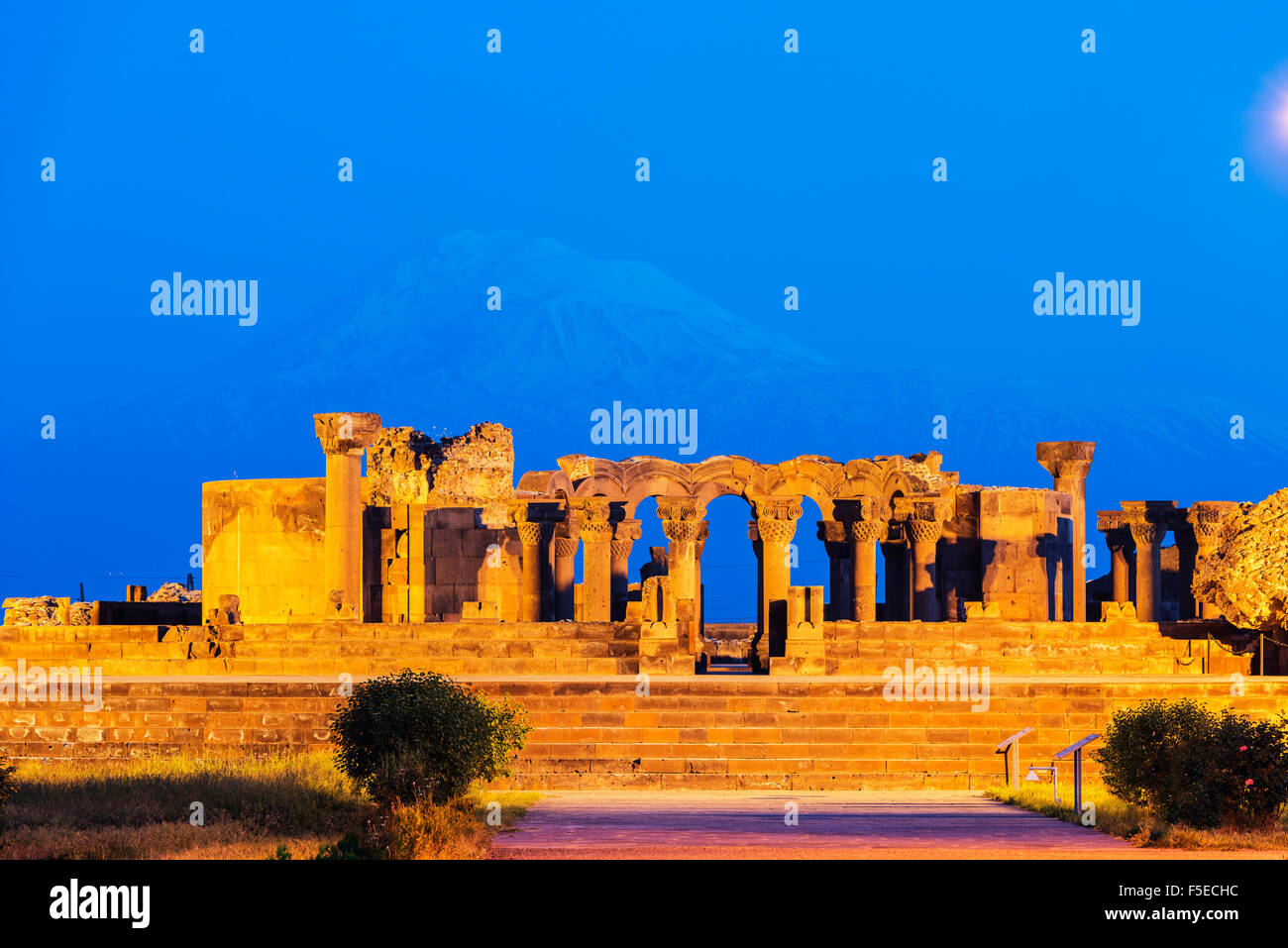 Zvartnots archäologische Ruine, UNESCO-Weltkulturerbe, Berg Ararat in der Türkei hinter Armenien, Kaukasus, Zentralasien, Asien Stockfoto
