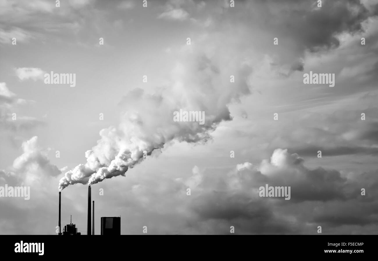 Kraftwerk am dunklen Himmel Rauch Stockfoto